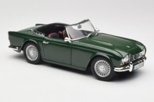 Triumph TR4 British Racing Green Revell 1:18 08827-T1 Métal Moulé — image 6 sur 8