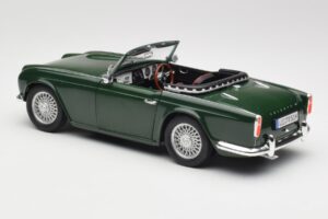 Triumph TR4 British Racing Green Revell 1:18 08827-T1 Métal Moulé — image 7 sur 8