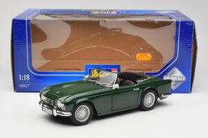 Triumph TR4 British Racing Green Revell 1:18 08827-T1 Métal Moulé — image 8 sur 8