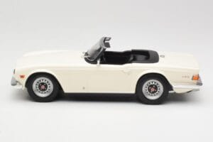 Triumph TR6 PI Blanc Minichamps 1:18 155132035 Métal Moulé — image 3 sur 6