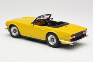 Triumph TR6 RHD Jaune Minichamps 1:18 155132034 Métal Moulé — image 5 sur 6