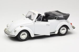 Volkswagen 1302 LS Cabriolet Blanc Revell 1:18 8415 Métal Moulé — image 2 sur 8