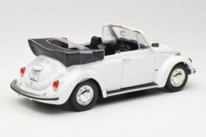Volkswagen 1302 LS Cabriolet Blanc Revell 1:18 8415 Métal Moulé — image 3 sur 8