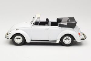 Volkswagen 1302 LS Cabriolet Blanc Revell 1:18 8415 Métal Moulé — image 4 sur 8