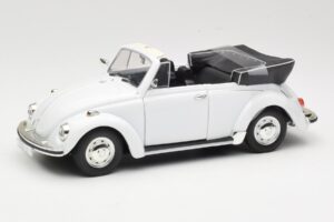 Volkswagen 1302 LS Cabriolet Blanc Revell 1:18 8415 Métal Moulé