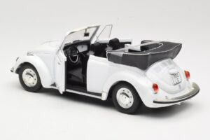Volkswagen 1302 LS Cabriolet Blanc Revell 1:18 8415 Métal Moulé — image 5 sur 8