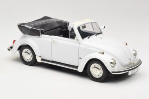 Volkswagen 1302 LS Cabriolet Blanc Revell 1:18 8415 Métal Moulé — image 6 sur 8