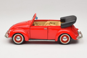 Volkswagen Beetle Cabriolet Rouge Maisto 1:18 56010 Métal Moulé — image 4 sur 8
