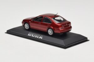 Volkswagen Bora Mk4 Red Metallic Minichamps 1:43 VW003 Métal Moulé — image 3 sur 4