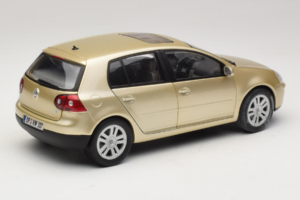 Volkswagen Golf Mk5 Light Bronze Metallic Bburago 1:18 09930201W Métal Moulé — image 3 sur 8