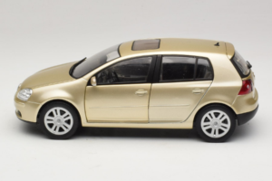 Volkswagen Golf Mk5 Light Bronze Metallic Bburago 1:18 09930201W Métal Moulé — image 4 sur 8