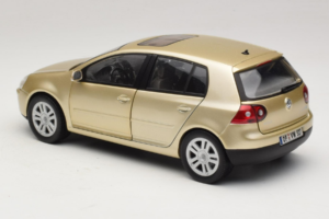 Volkswagen Golf Mk5 Light Bronze Metallic Bburago 1:18 09930201W Métal Moulé — image 7 sur 8