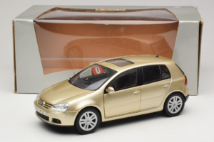 Volkswagen Golf Mk5 Light Bronze Metallic Bburago 1:18 09930201W Métal Moulé — image 8 sur 8