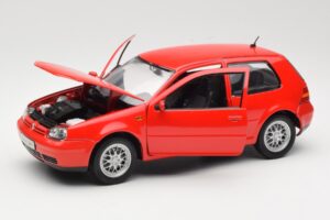 Volkswagen Golf Mk4 GTI Rouge Revell 1:18 08943 Métal Moulé — image 2 sur 8