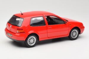 Volkswagen Golf Mk4 GTI Rouge Revell 1:18 08943 Métal Moulé — image 3 sur 8