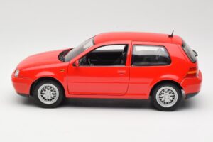 Volkswagen Golf Mk4 GTI Rouge Revell 1:18 08943 Métal Moulé — image 4 sur 8