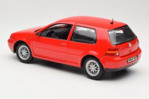 Volkswagen Golf Mk4 GTI Rouge Revell 1:18 08943 Métal Moulé — image 7 sur 8