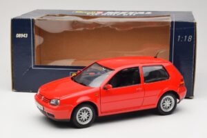 Volkswagen Golf Mk4 GTI Rouge Revell 1:18 08943 Métal Moulé — image 8 sur 8