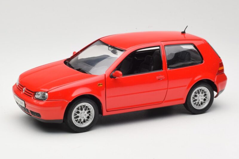 Volkswagen Golf Mk4 GTI Rouge Revell 1:18 08943 Métal Moulé