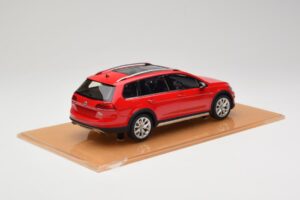 Volkswagen Golf Mk7 Alltrack Tornado Red DNA 1:18 DNA000035 Résine — image 2 sur 6