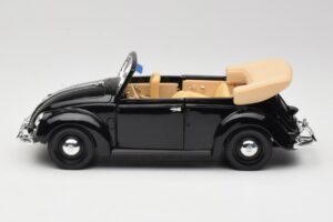 Volkswagen Coccinelle Cabriolet Noir Maisto 1:18 37800-M6 Métal Moulé — image 4 sur 8