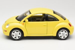 Volkswagen New Beetle Jaune Bburago 1:18 BEETLE001 Métal Moulé — image 4 sur 8