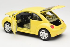 Volkswagen New Beetle Jaune Bburago 1:18 BEETLE001 Métal Moulé — image 5 sur 8