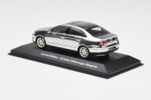 Volkswagen Passat B6 Chrome Silver 10 Years Volkswagen Magazine Minichamps 1:43 PASSAT004 Métal Moulé — image 3 sur 4