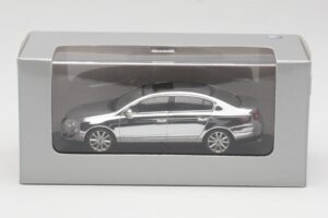 Volkswagen Passat B6 Chrome Silver 10 Years Volkswagen Magazine Minichamps 1:43 PASSAT004 Métal Moulé — image 4 sur 4