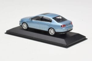 Volkswagen Passat B6 Blue Metallic Minichamps 1:43 PASSAT002 Métal Moulé — image 3 sur 4