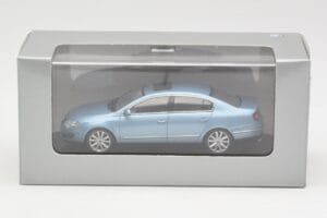 Volkswagen Passat B6 Blue Metallic Minichamps 1:43 PASSAT002 Métal Moulé — image 4 sur 4