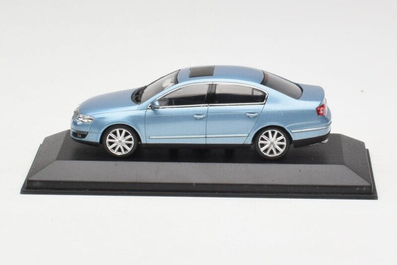 Volkswagen Passat B6 Blue Metallic Minichamps 1:43 PASSAT002 Métal Moulé
