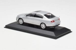 Volkswagen Passat B6 Argent Minichamps 1:43 PASSAT003 Métal Moulé — image 3 sur 4