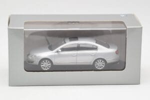 Volkswagen Passat B6 Argent Minichamps 1:43 PASSAT003 Métal Moulé — image 4 sur 4