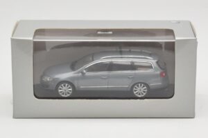 Volkswagen Passat B6 Variant Grey Metallic Minichamps 1:43 PASSAT005 Métal Moulé — image 4 sur 4
