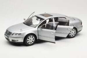 Volkswagen Phaeton D1 Silver Metallic AUTOart 1:18 79742 Métal Moulé — image 2 sur 8