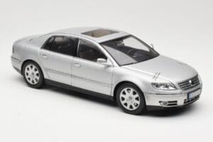 Volkswagen Phaeton D1 Silver Metallic AUTOart 1:18 79742 Métal Moulé — image 6 sur 8