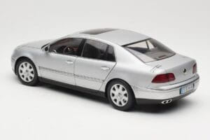 Volkswagen Phaeton D1 Silver Metallic AUTOart 1:18 79742 Métal Moulé — image 7 sur 8