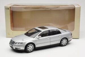 Volkswagen Phaeton D1 Silver Metallic AUTOart 1:18 79742 Métal Moulé — image 8 sur 8