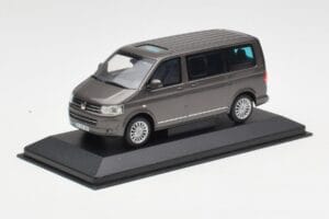 Volkswagen T5 Bus Bronze Metallic Minichamps 1:43 4039378412203 Métal Moulé — image 2 sur 4