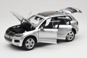 Volkswagen Touareg 7L Silver Metallic Kyosho 1:18 8821CS Métal Moulé — image 2 sur 8