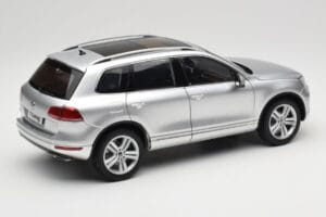 Volkswagen Touareg 7L Silver Metallic Kyosho 1:18 8821CS Métal Moulé — image 3 sur 8