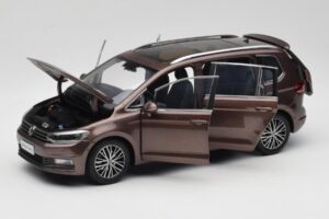 Volkswagen Touran 5T Marron Paudi Model 1:18 ZVE000003BRA Métal Moulé — image 2 sur 8