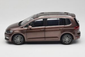 Volkswagen Touran 5T Marron Paudi Model 1:18 ZVE000003BRA Métal Moulé — image 4 sur 8