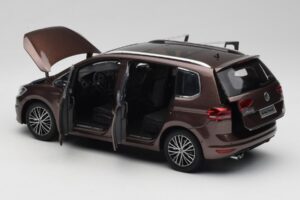 Volkswagen Touran 5T Marron Paudi Model 1:18 ZVE000003BRA Métal Moulé — image 5 sur 8