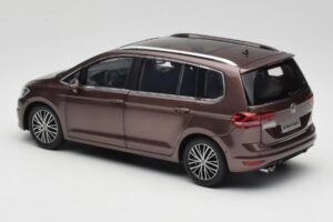 Volkswagen Touran 5T Marron Paudi Model 1:18 ZVE000003BRA Métal Moulé — image 7 sur 8