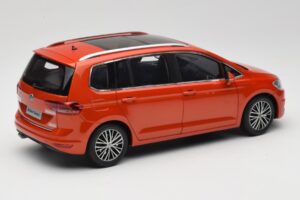 Volkswagen Touran 5T Orange Paudi Model 1:18 ZVE000003ORA Métal Moulé — image 3 sur 8