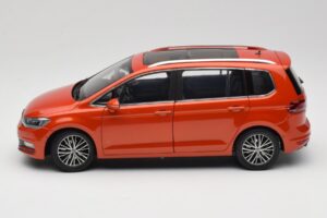 Volkswagen Touran 5T Orange Paudi Model 1:18 ZVE000003ORA Métal Moulé — image 4 sur 8