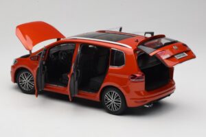 Volkswagen Touran 5T Orange Paudi Model 1:18 ZVE000003ORA Métal Moulé — image 5 sur 8