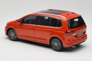 Volkswagen Touran 5T Orange Paudi Model 1:18 ZVE000003ORA Métal Moulé — image 7 sur 8